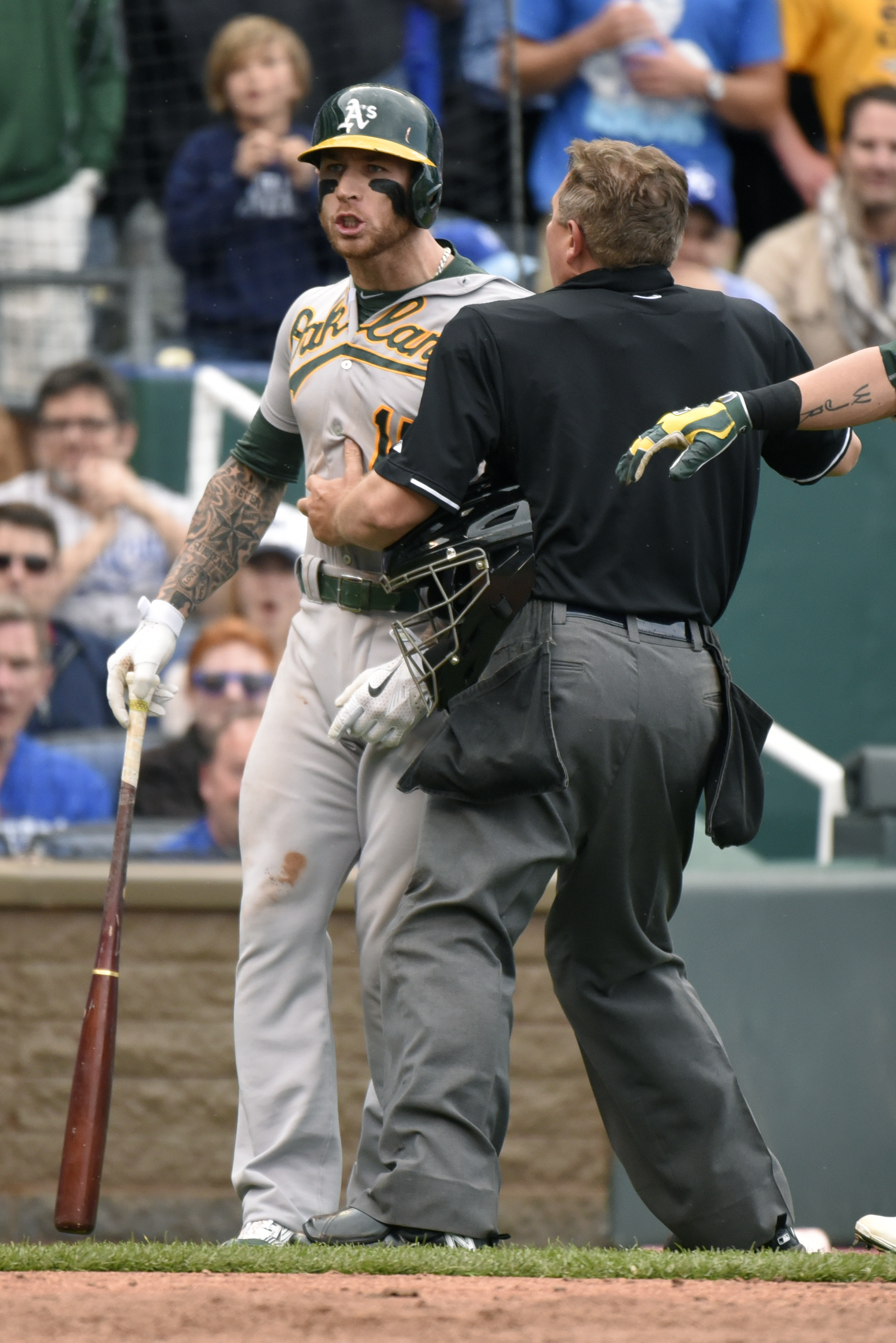 TB@KC: Infante leaves game after being hit by pitch 