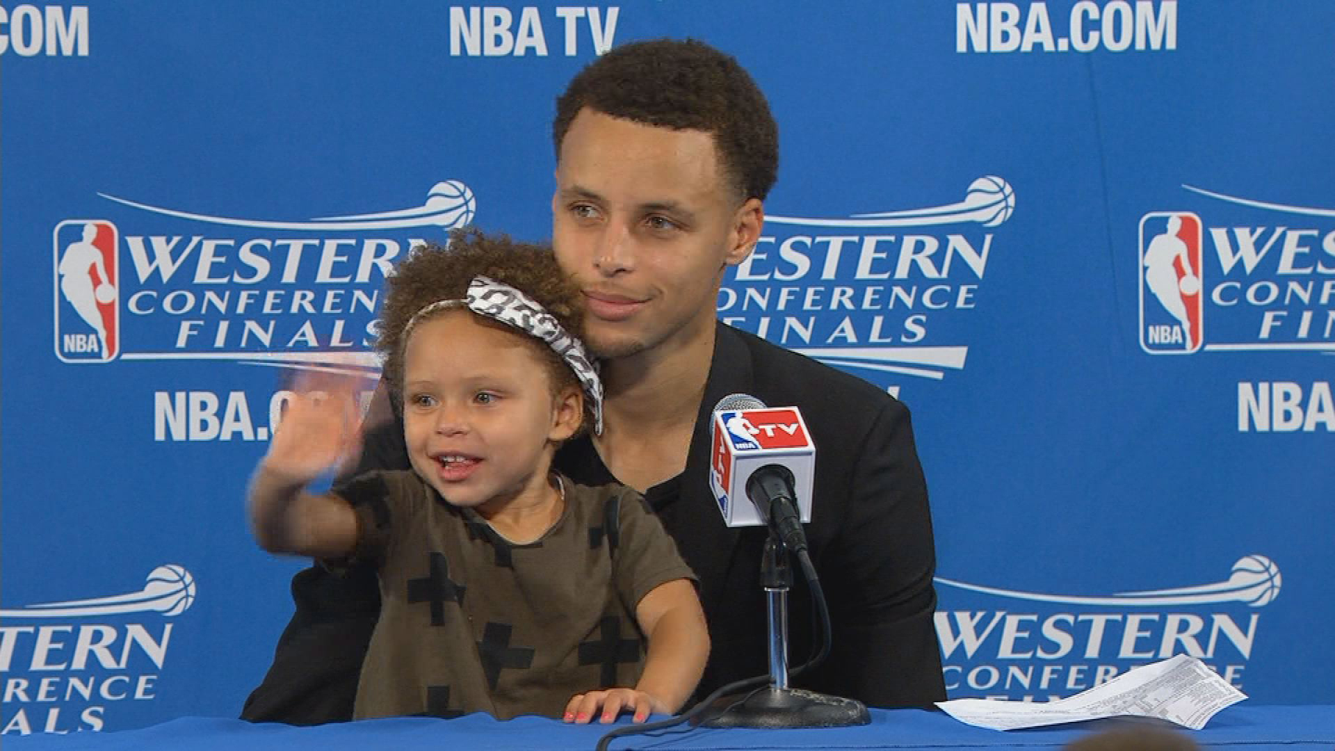 Riley Curry steals the postgame show again 