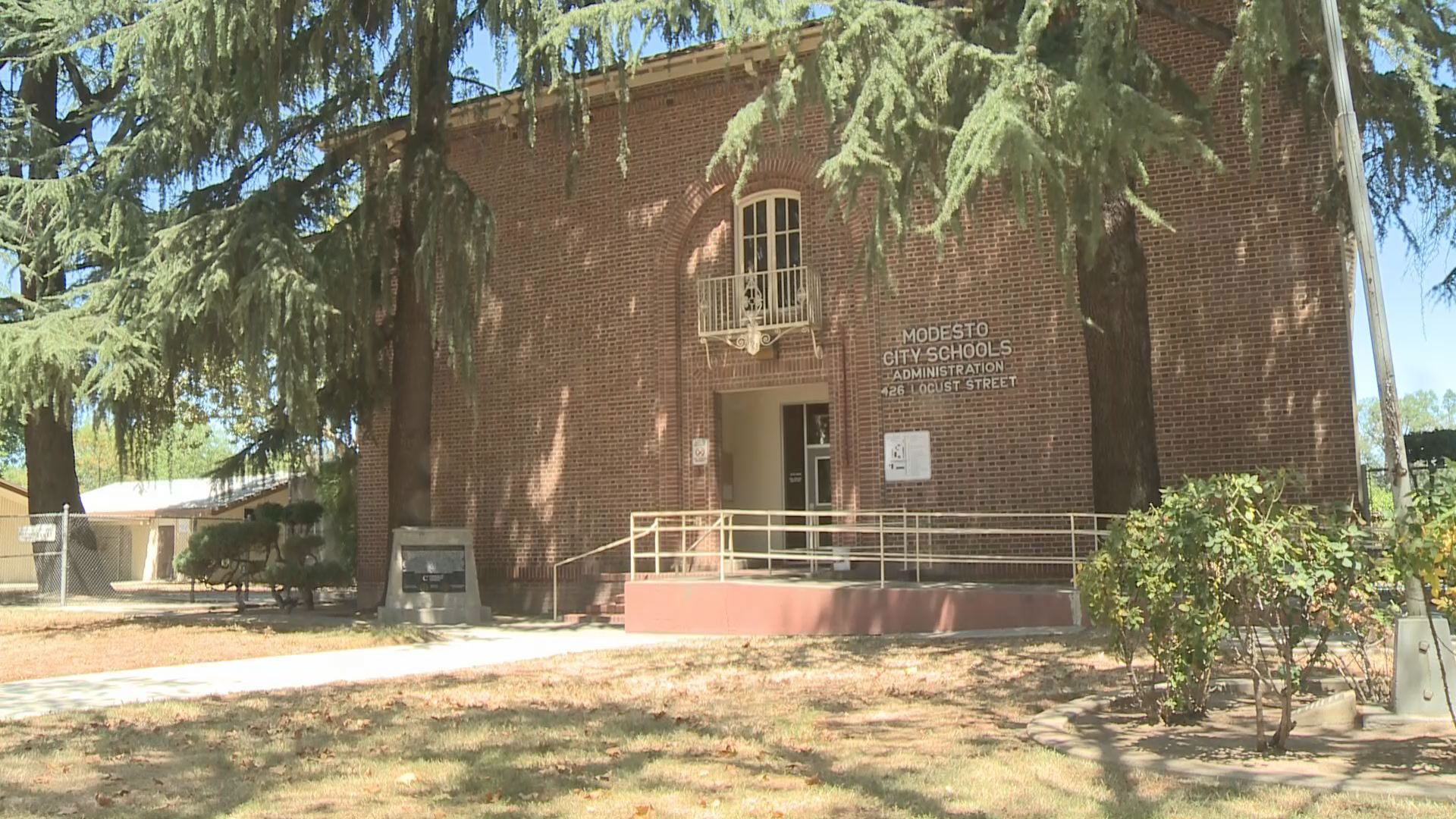 Union negotiations hold up Modesto school calendar | abc10.com