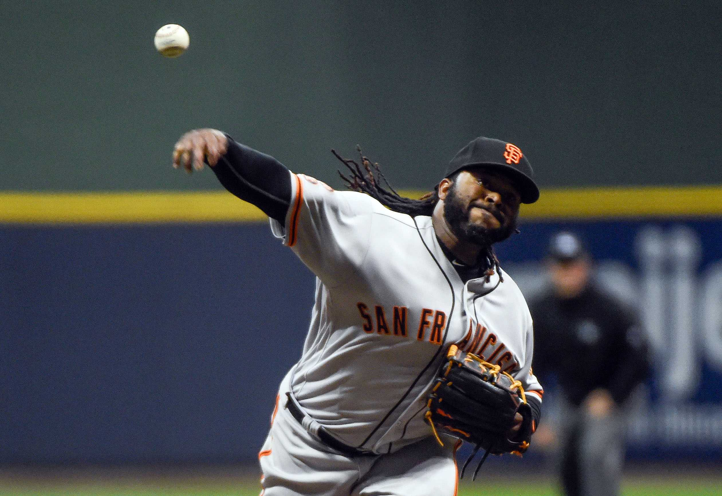 Cueto dominant in debut, Giants top Brewers 2-1