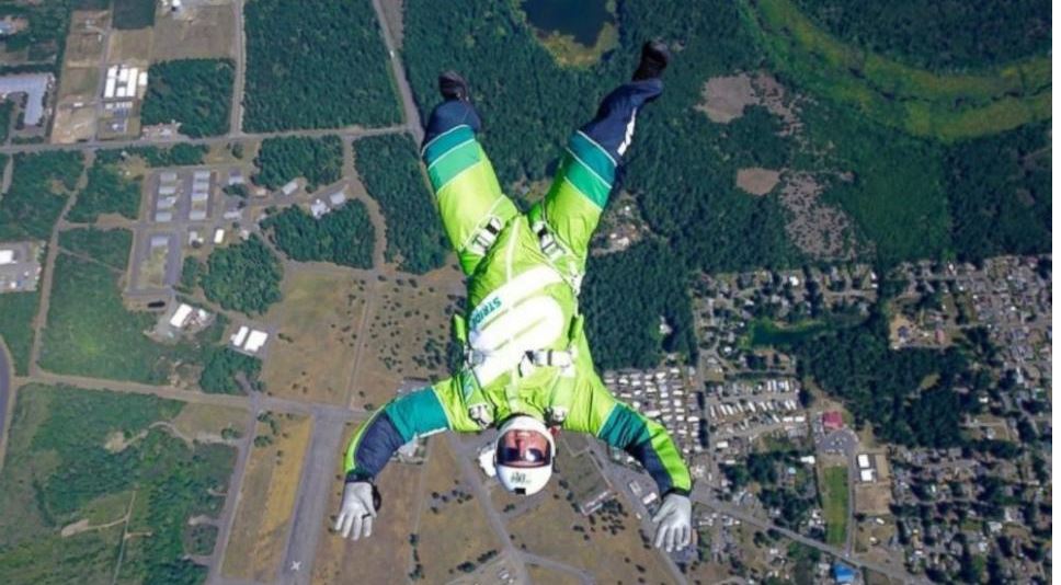 Skydiver successfully lands without parachute