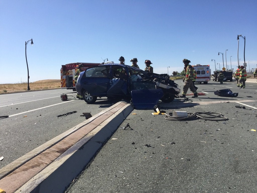 Fatal car crash closes roads in Elk Grove