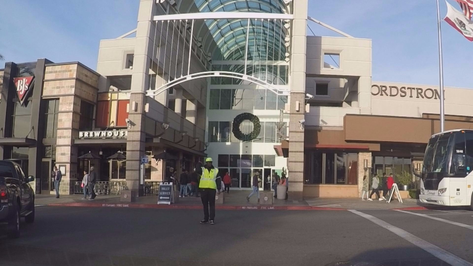 Arden Fair mall's "no minors without supervision" sparks controversy