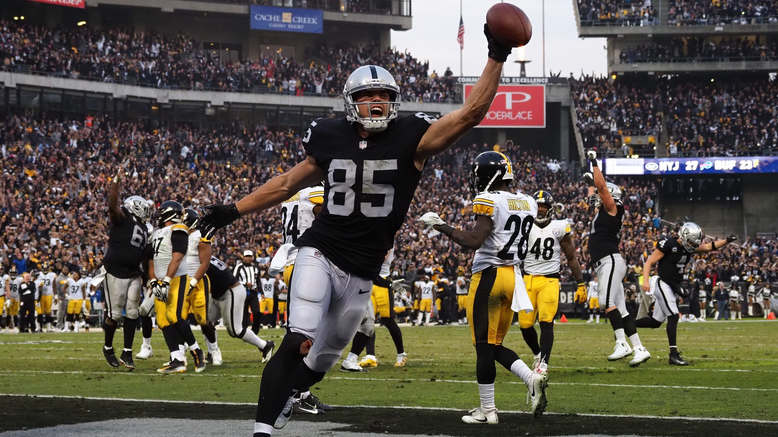 Carr's late TD pass leads Raiders past Steelers 24-21